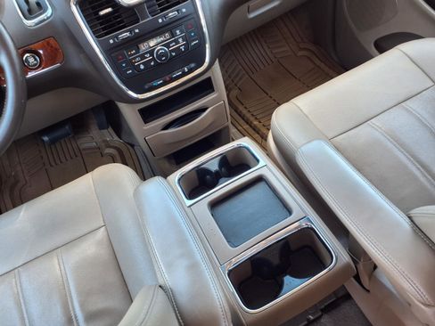 Used 2016 Chrysler Town & Country Touring w/ Driver Convenience Group FWD image 12