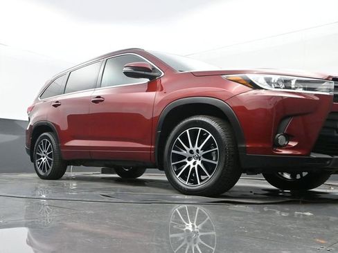 Used 2018 Toyota Highlander SE image 26