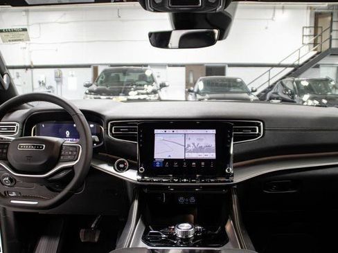 Used 2025 Jeep Wagoneer Series II w/ 8-Passenger Seating Package image 7