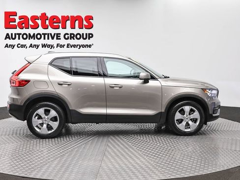 Used 2022 Volvo XC40 T4 Momentum FWD image 4