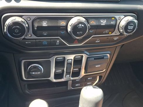 Used 2023 Jeep Wrangler Unlimited Sahara AWD/4WD image 15