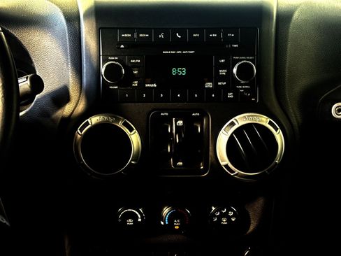 Used 2016 Jeep Wrangler Unlimited Sahara w/ Dual Top Group AWD/4WD image 18