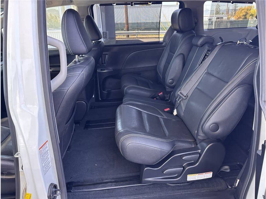 Used 2017 Toyota Sienna SE w/ SE Preferred Package FWD image 12
