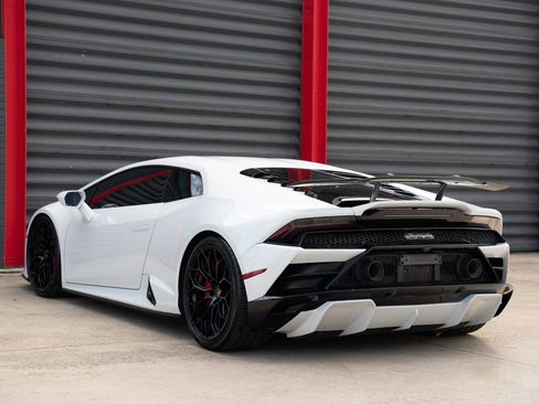 Used 2021 Lamborghini Huracan EVO image 12