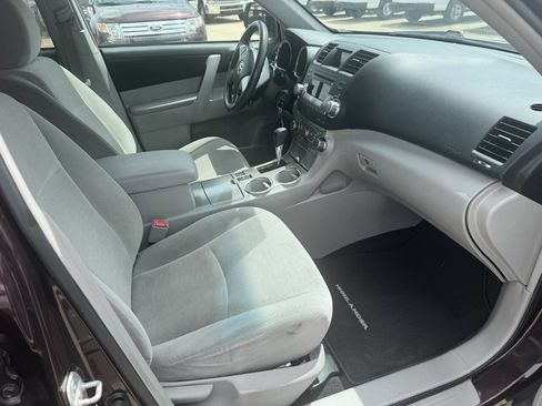 Used 2012 Toyota Highlander FWD w/ Tech Pkg image 10
