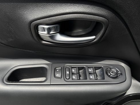 Used 2019 Jeep Renegade Altitude w/ Quick Order Package 2XM FWD image 26