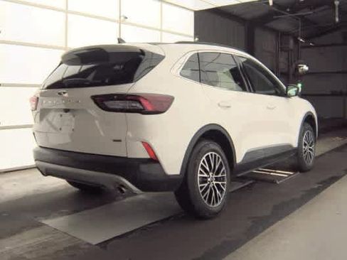 Used 2025 Ford Escape SE image 3