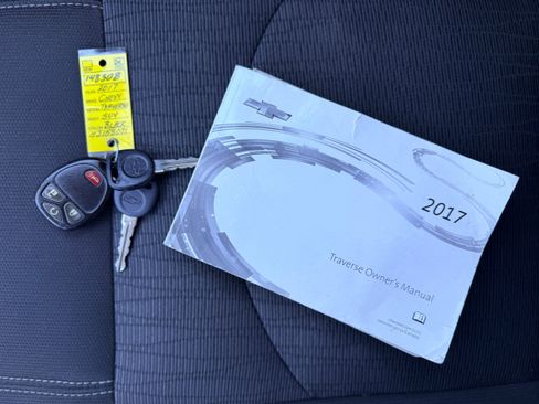 Used 2017 Chevrolet Traverse LT image 23