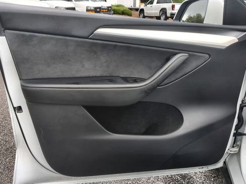 Used 2023 Tesla Model Y 2WD image 22