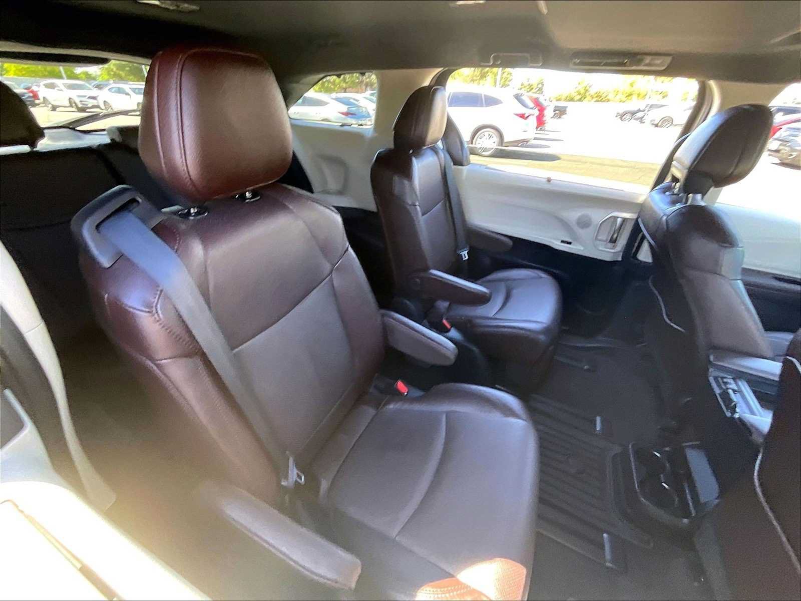 Used 2024 Toyota Sienna Platinum FWD image 27
