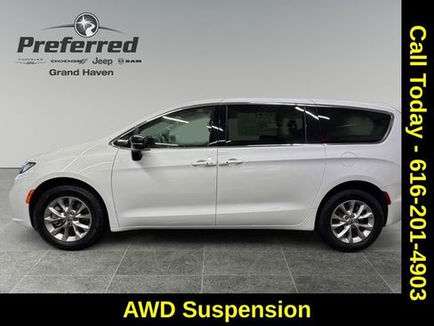 Used 2024 Chrysler Pacifica Touring-L image 9