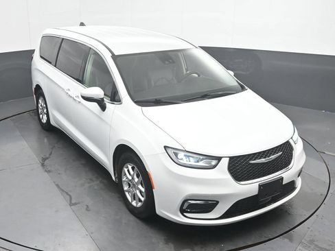 Used 2023 Chrysler Pacifica Touring-L FWD image 32
