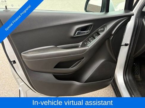 Used 2020 Chevrolet Trax LT w/ LT Convenience Package AWD/4WD image 10