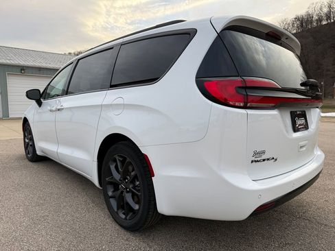 Used 2023 Chrysler Pacifica Touring-L w/ S Appearance Package image 8