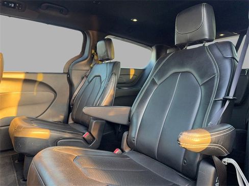 Used 2025 Chrysler Pacifica Select image 18