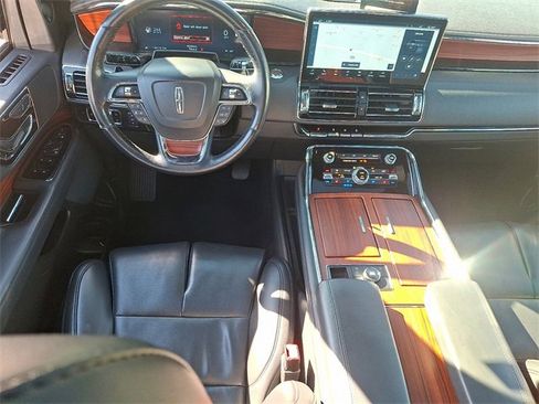 Used 2024 Lincoln Navigator Premiere image 11