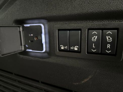 Used 2025 GMC Yukon Denali AWD/4WD image 40