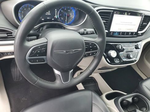 Used 2023 Chrysler Pacifica Touring-L FWD image 18