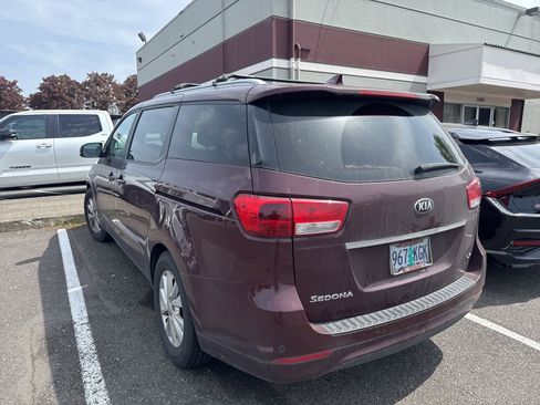Used 2017 Kia Sedona LX w/ LX Essentials Premium Package FWD image 2