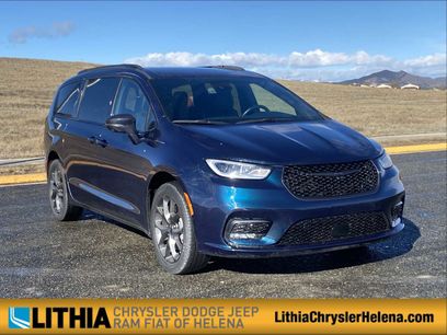 Used 2022 Chrysler Pacifica Limited w/ Uconnect Theater Family Group