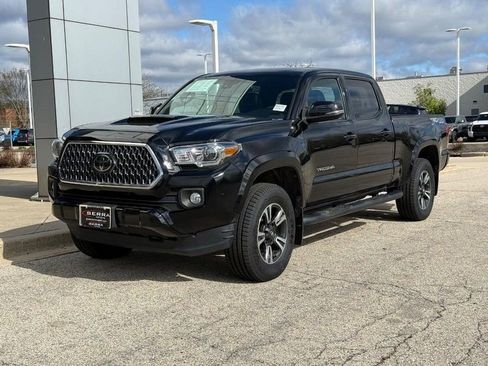 Used 2019 Toyota Tacoma TRD Sport w/ TRD Premium Sport Package AWD/4WD image 7