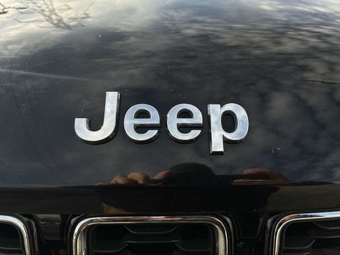 Used 2023 Jeep Grand Cherokee Limited image 32