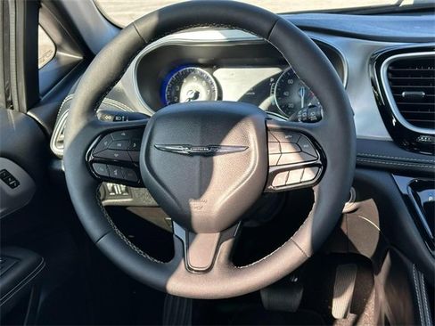 Used 2025 Chrysler Pacifica Limited image 14