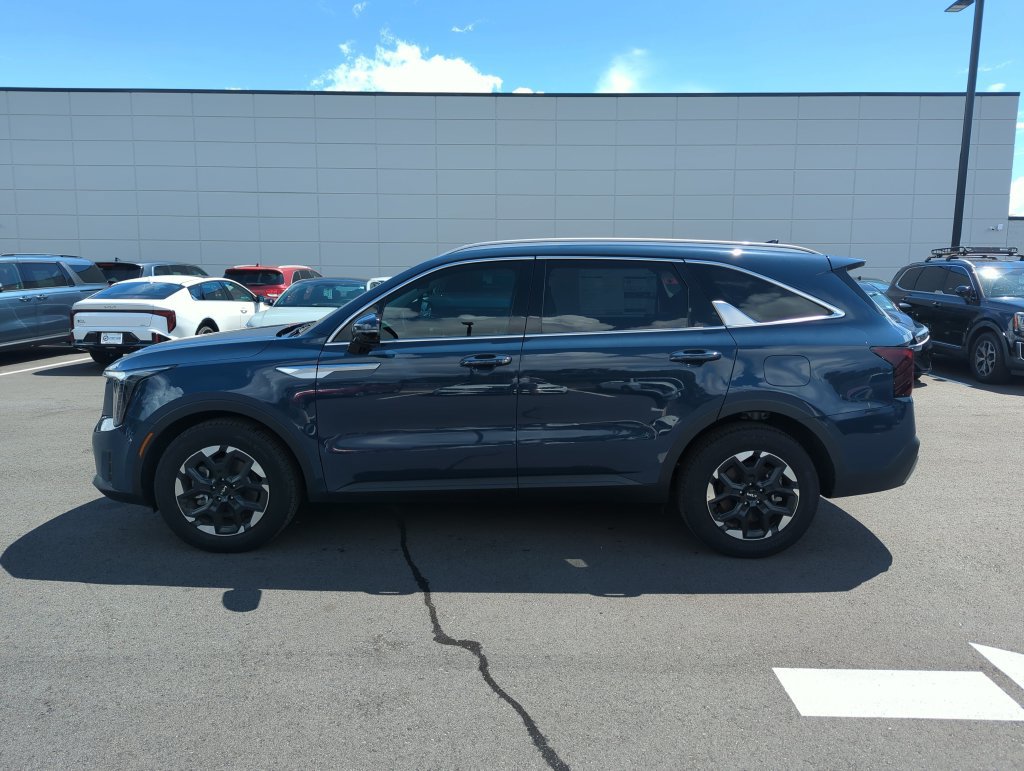 Used 2025 Kia Sorento S w/ Panoramic Sunroof Package FWD image 4