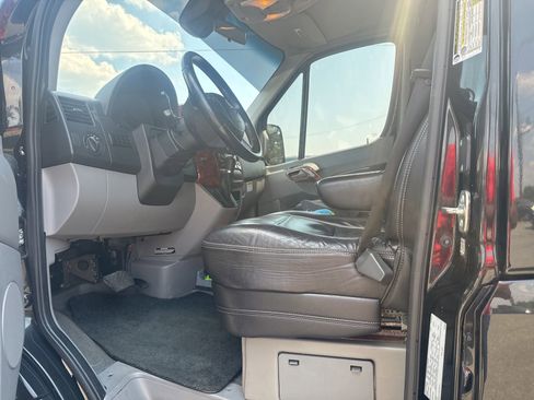 Used 2017 Mercedes-Benz Sprinter 2500 image 5