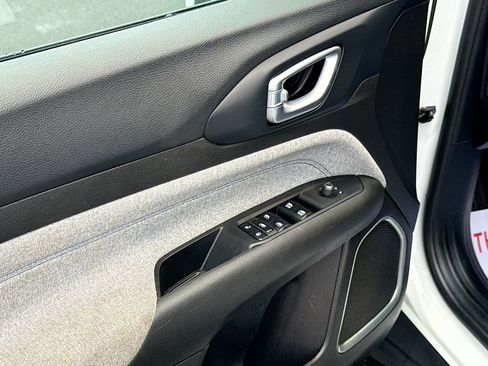 Used 2024 Jeep Compass Latitude image 17