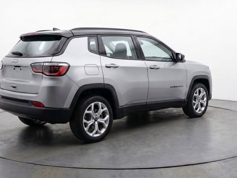 Used 2025 Jeep Compass Latitude AWD/4WD image 7