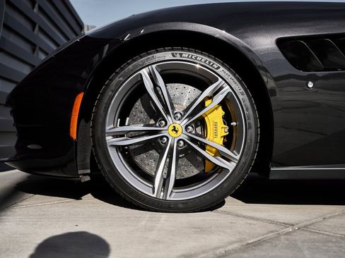 Used 2018 Ferrari GTC4Lusso image 3