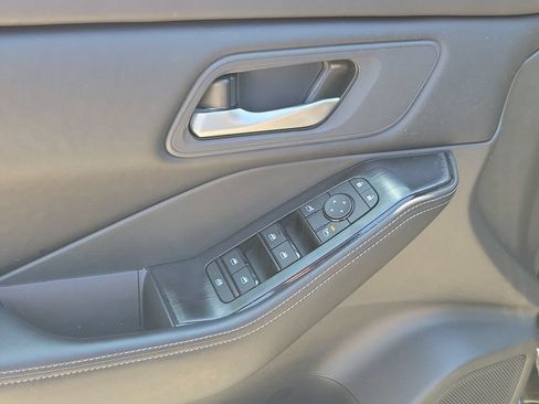 Used 2025 Nissan Rogue SV AWD/4WD image 19