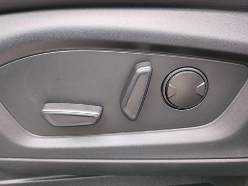 Used 2022 Ford Explorer Limited w/ Equipment Group 301A AWD/4WD image 16