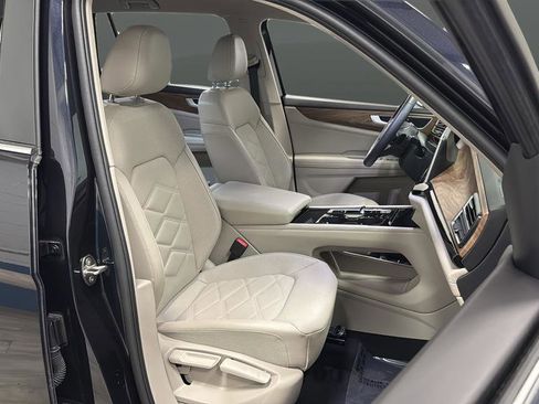 Used 2024 Volkswagen Atlas SE w/ Black Wheel Package image 24