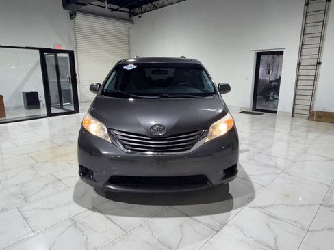 Used 2015 Toyota Sienna LE image 2