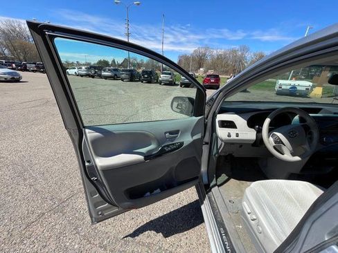 Used 2013 Toyota Sienna LE FWD image 22