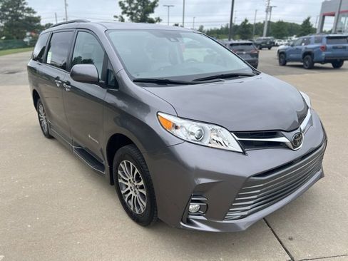 Used 2019 Toyota Sienna XLE image 8