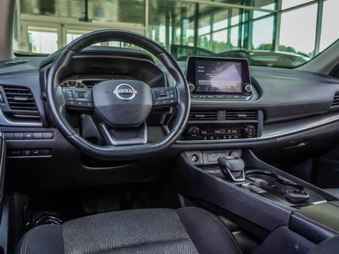 Used 2025 Nissan Rogue SV AWD/4WD image 16