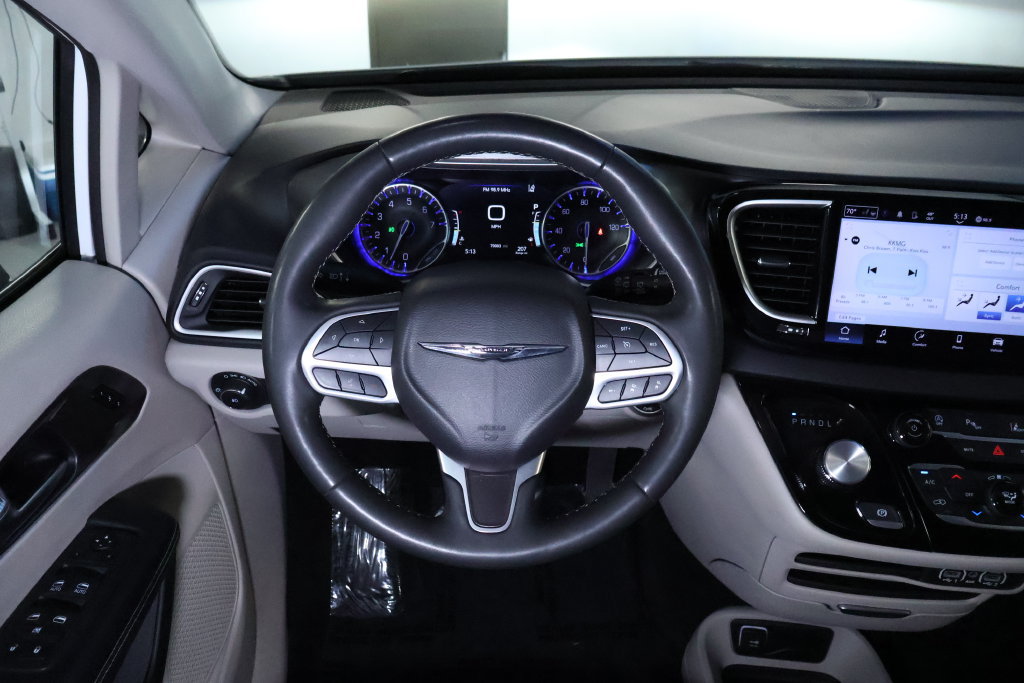 Used 2023 Chrysler Pacifica Touring-L FWD image 18