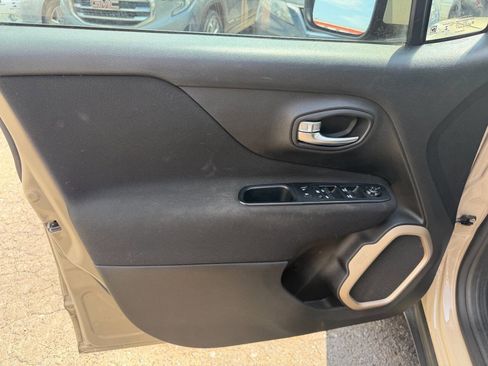 Used 2016 Jeep Renegade Latitude AWD/4WD image 17
