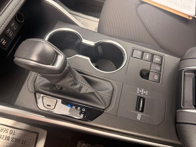 Used 2025 Toyota Highlander LE FWD image 5