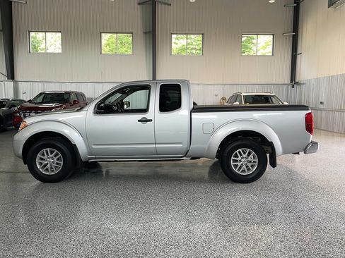 Used 2017 Nissan Frontier SV w/ SV Value Truck Package AWD/4WD image 4