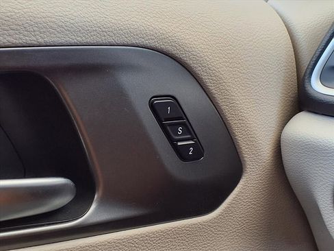 Used 2023 Chrysler Pacifica Touring-L FWD image 28