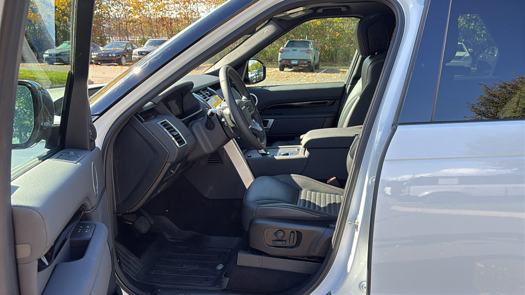 Used 2025 Land Rover Discovery S AWD/4WD image 12