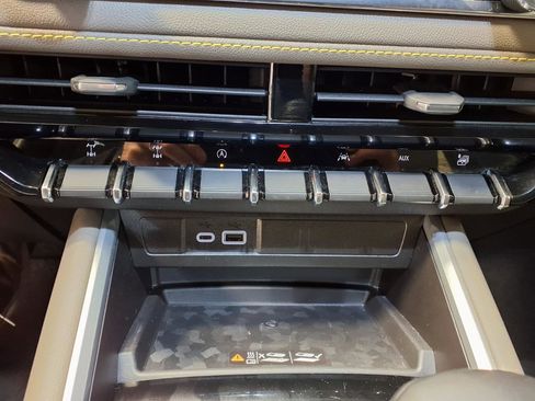 Used 2025 Chevrolet Colorado ZR2 w/ Technology Package AWD/4WD image 16