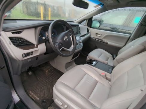 Used 2017 Toyota Sienna XLE w/ XLE Navigation Package FWD image 7