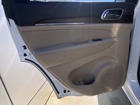 Used 2017 Jeep Grand Cherokee Overland image 13