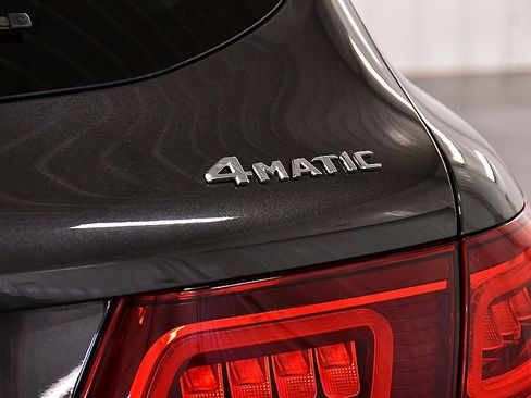 Used 2020 Mercedes-Benz GLC 300 4MATIC image 11