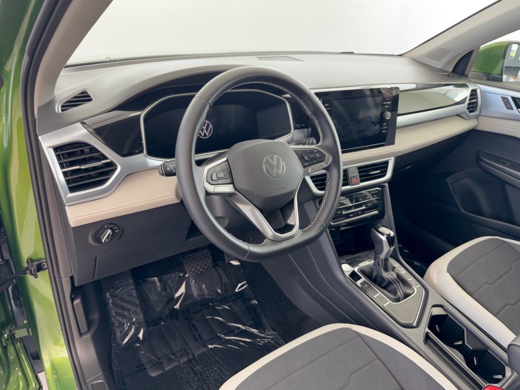 Certified 2026 Volkswagen Taos SE FWD image 4